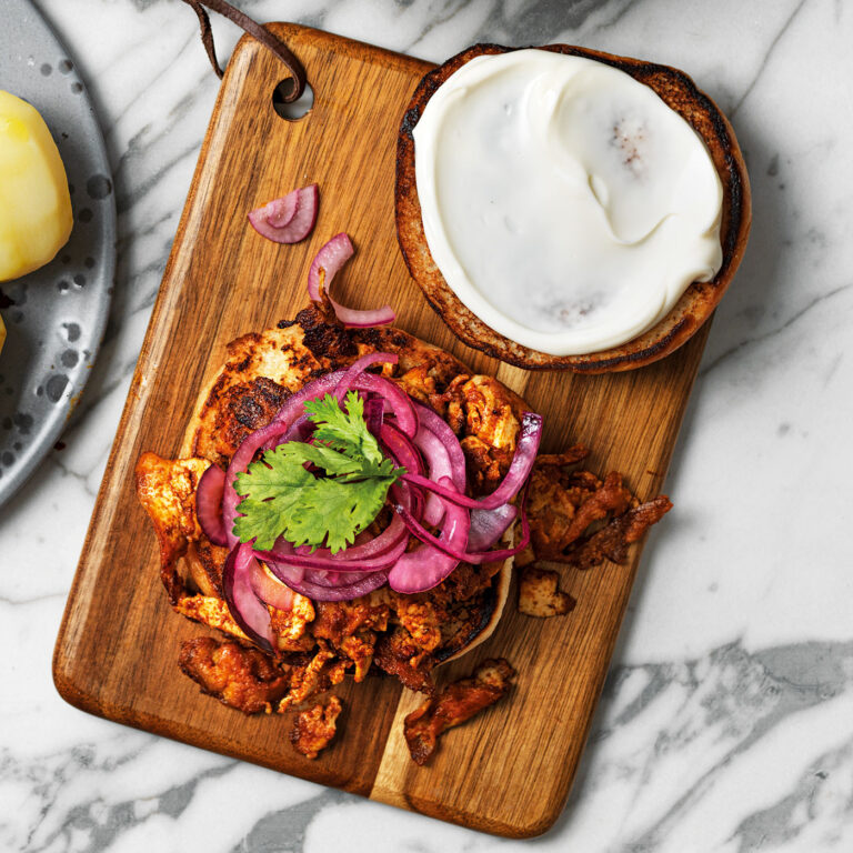 kryddig tofu som serveras i hamburgerbröd