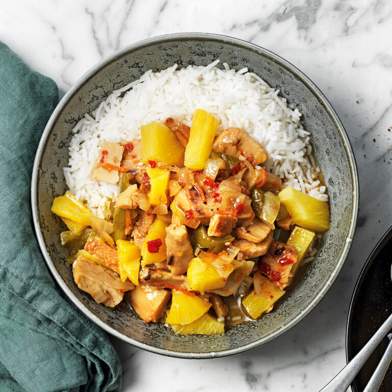 Med inspiration från klassisk kinesisk sötsur sås, kommer här en förenklad variant med ananas och vegobitar. Vegetarisk vardagsmat!