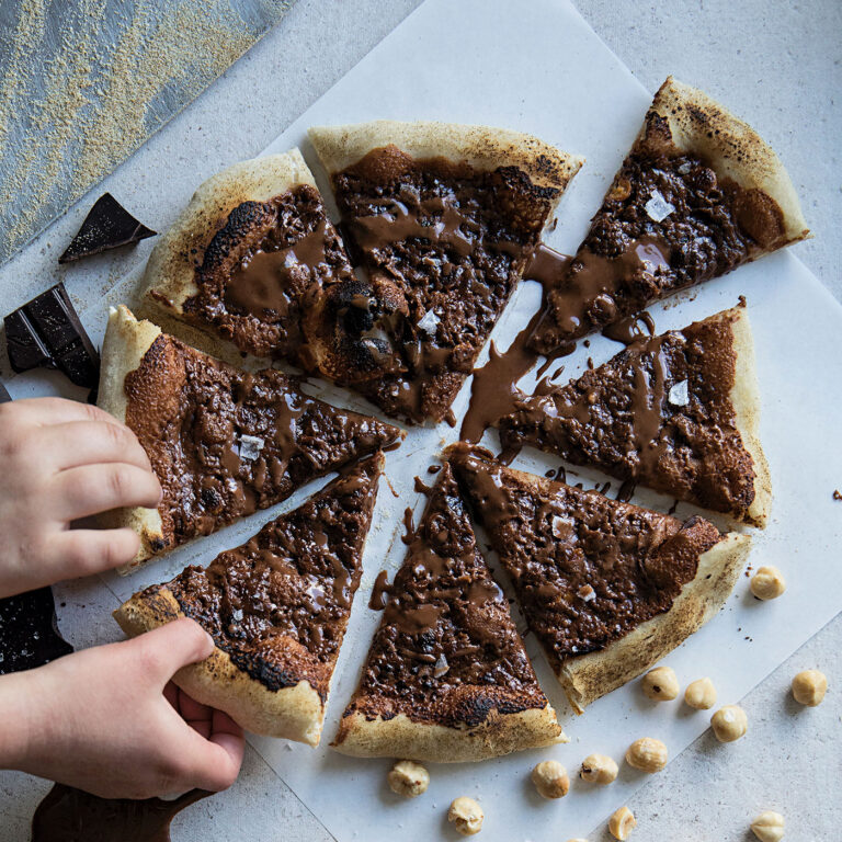 Tänk dig en lyxigare pizza med Nutella. Här toppas med gianduja, en italiensk kräm av hasselnötter och choklad.