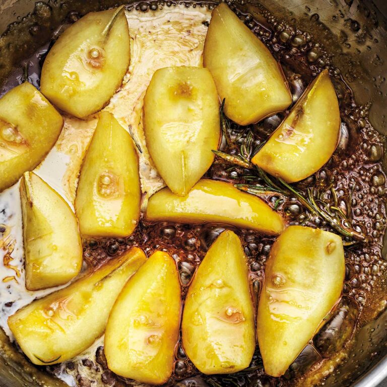 Rosmarin är kanon till både äpple och päron, särskilt bra blir det tillsammans med kolasmaken och sältan i den här rätten. Lite av en klassiker!