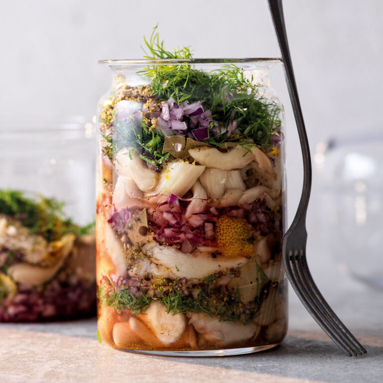Brantevikssill är en skånsk klassiker. Sötsyrlig och kryddig är den ett måste på julbordet. Här vegetarisk med ostronskivling.