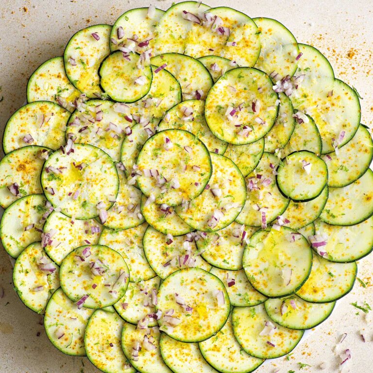 En enkel zucchinisallad med smak av gul curry, lime och rödlök. Fräscht och kryddigt på samma gång. Trevligt tillbehör till mycket.