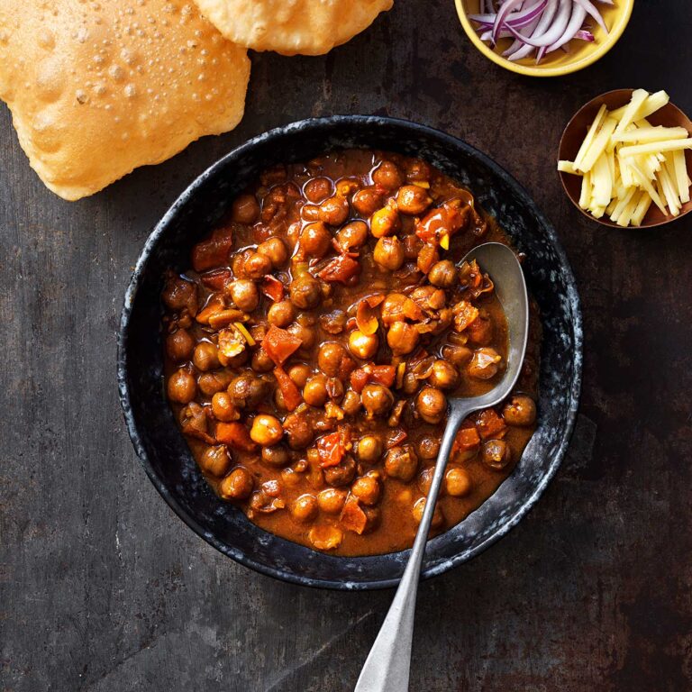 Chole bathure är en vegetarisk kikärtsgryta med svart te från norra Indien. Den serveras med ett friterat bröd kallat bathure.