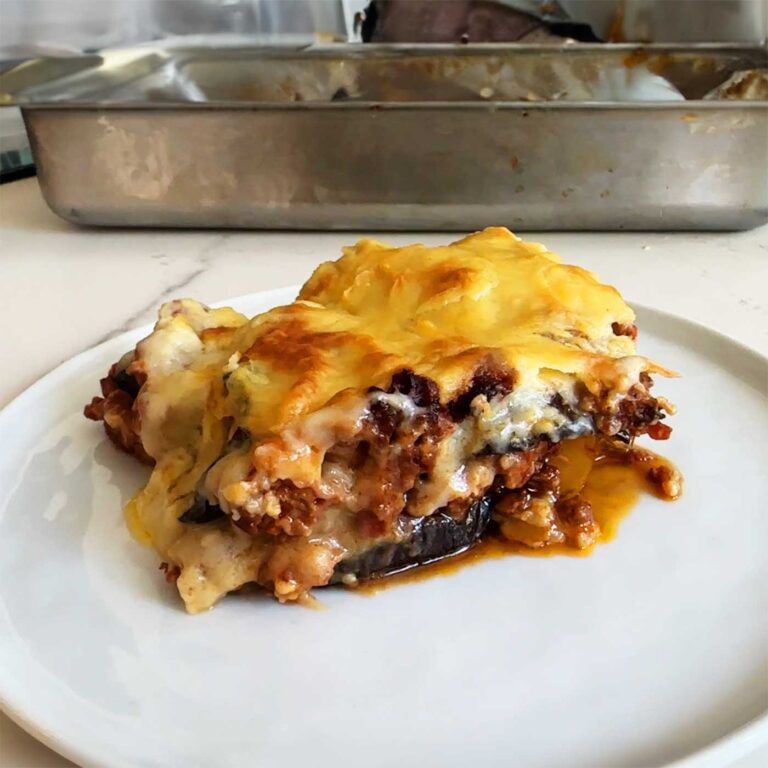 Denna vegetariska moussaka är en växtbaserad twist på den grekiska klassikern, fylld med aubergine, potatis och en smakrik vegofärs. Rätten toppas med en krämig bechamelsås.