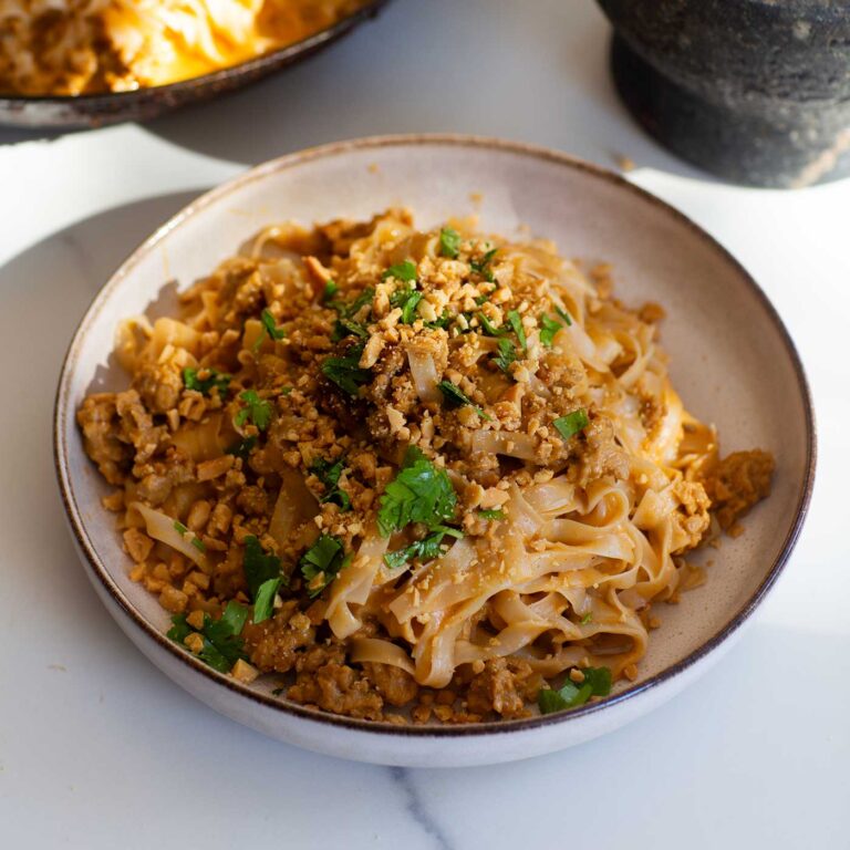 Vegetariska thafärs med nudlar och koriander.