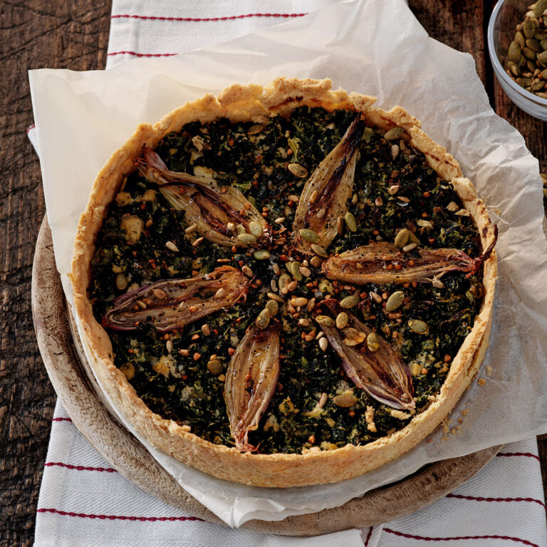 En klassisk grönkålspaj men helt vegansk. Perfek vegetarisk paj på julbordet med karamelliserad lök och kryddad med timjan.