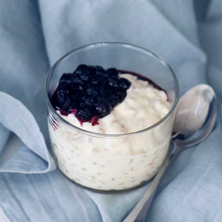 En nyttig version av klassikern risifrutti fast gjort med havreris och yoghurt istället. Snabbt och enkelt.