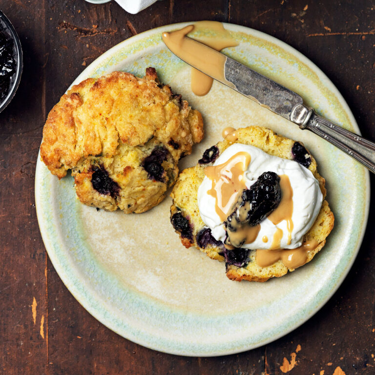 Jag tröttnar aldrig på scones. Enkelt, lyxigt och med mjölkfritt margarin helt veganska. Här smaksatta med saffran och blåbär.