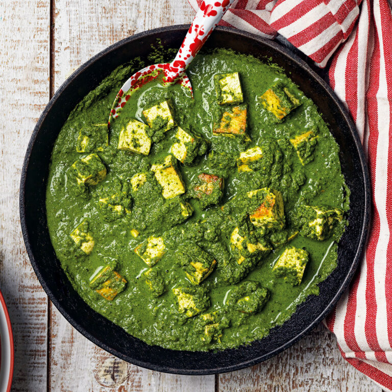 Här kommer en indisk klassiker, palak paneer, fast med grönkål. Kul vegetarisk rätt på julbordet och helt vegansk med tofu.