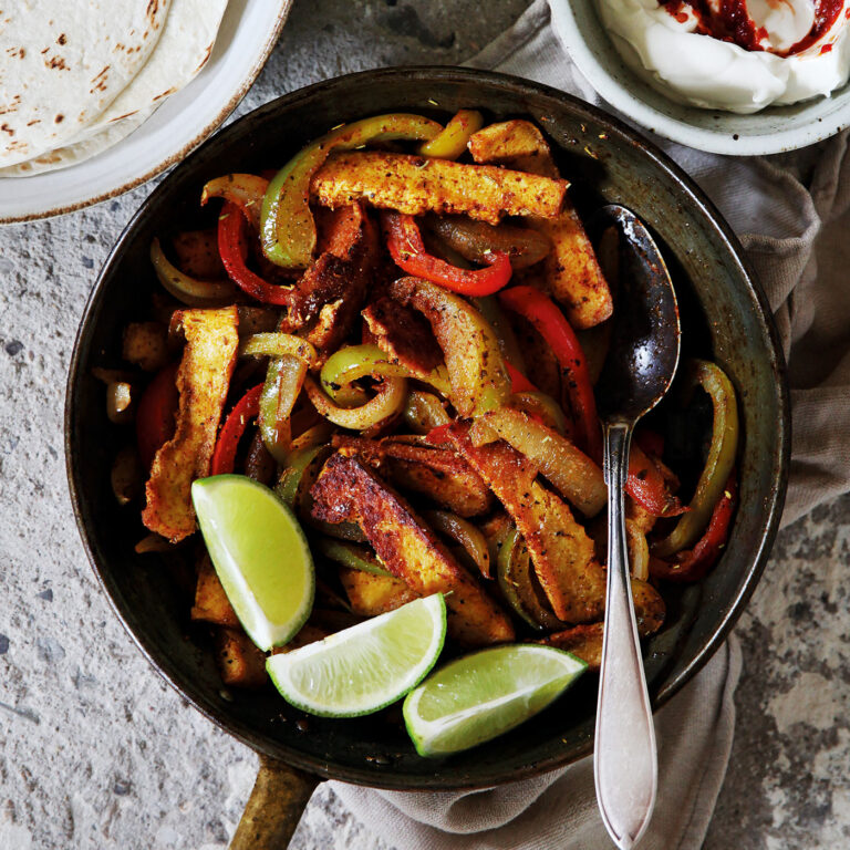 vegetariska fajitas med tofu och grönsaker